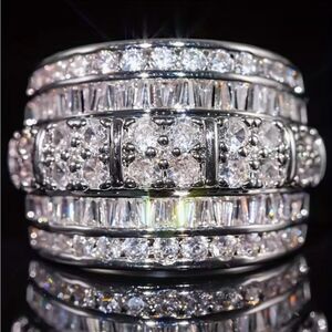 🌺 NEW Elegant & Sparkling Silver and Crystal Ring 🌺